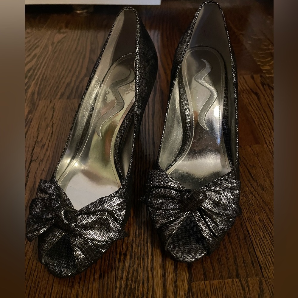 Nina Metallic Bow pump heel